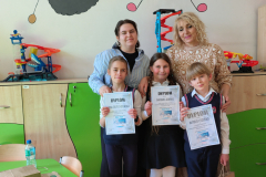 Dzieci-z-p.-Regina-Sewerynska-i-organizujaca-konkurs-p.-Natalia-Waligora